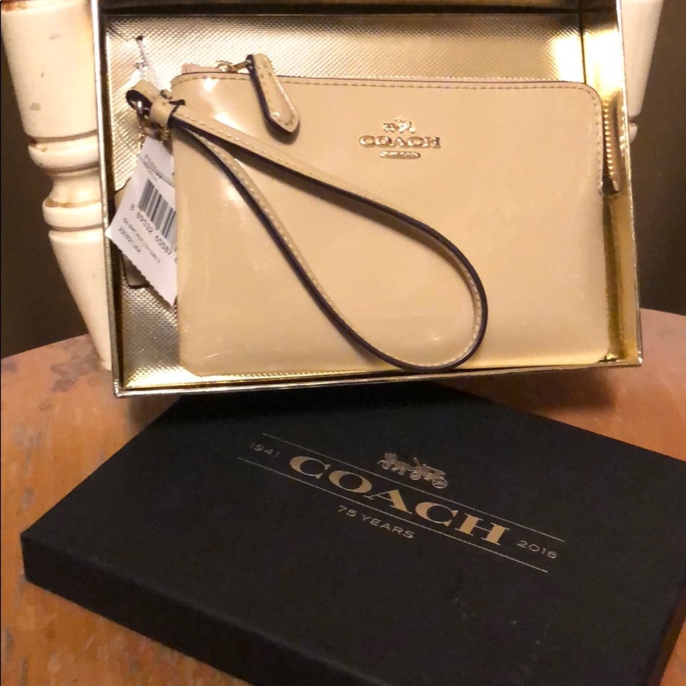 NWT. Coach wristlet